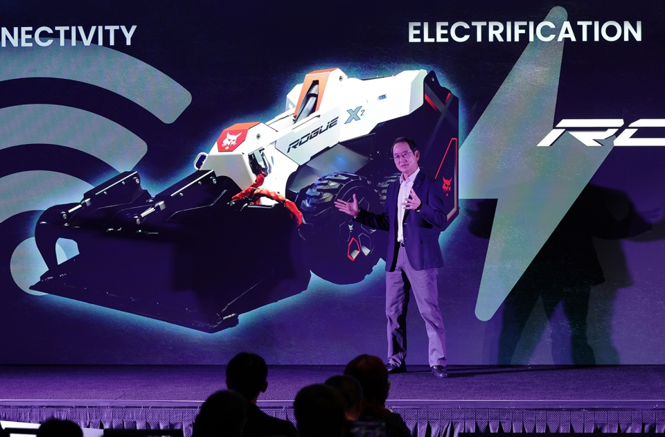 두산밥캣 스캇박 부회장이 8일(현지시간) 미국 라스베이거스 만달레이베이 컨벤션센터에서 열린 두산 프레스 컨퍼런스에서 조종석을 없앤 무인 콘셉트 로더 ‘로그X2’에 대해 설명하고 있다. [두산 제공]