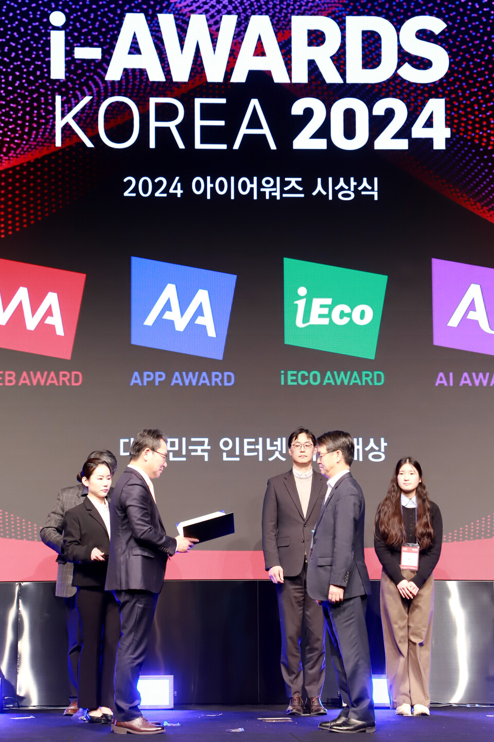 신동순 농협 상호금융콕뱅크사업부장(오른쪽)이 '스마트앱어워드 2024 시상식'에서 NH콕뱅크의 금융부문 통합대상을 수상하고 있다. [농협 상호금융 제공]