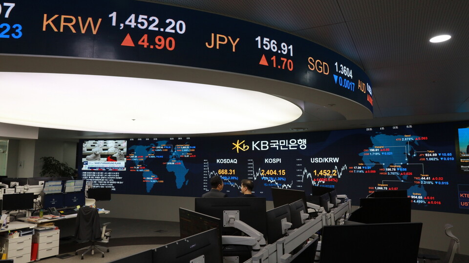코스피가 장중 2400선이 붕괴된 20일 오후 KB국민은행 딜링룸 현황판에 코스피ㆍ코스닥 종가가 표시돼있다. [KB국민은행 제공]
