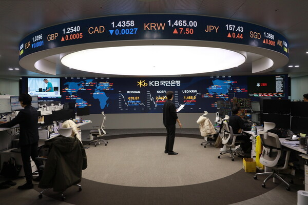 원ㆍ달러 환율이 26일 장중 1465원을 돌파했다. 이는 2009년 3월 16일(1488.0원) 이후 15년 9개월 만에 가장 높은 수준이다. 사진은 KB국민은행 여의도 딜링룸 모습이다. [KB금융 제공]
