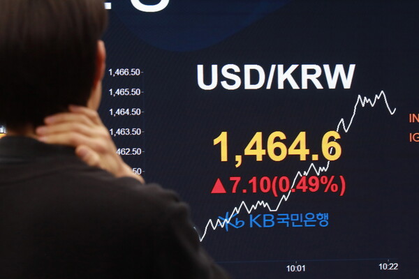 원ㆍ달러 환율이 26일 장중 1465원을 돌파했다. 이는 2009년 3월 16일(1488.0원) 이후 15년 9개월 만에 가장 높은 수준이다. 사진은 KB국민은행 여의도 딜링룸 모습이다. [KB금융 제공]