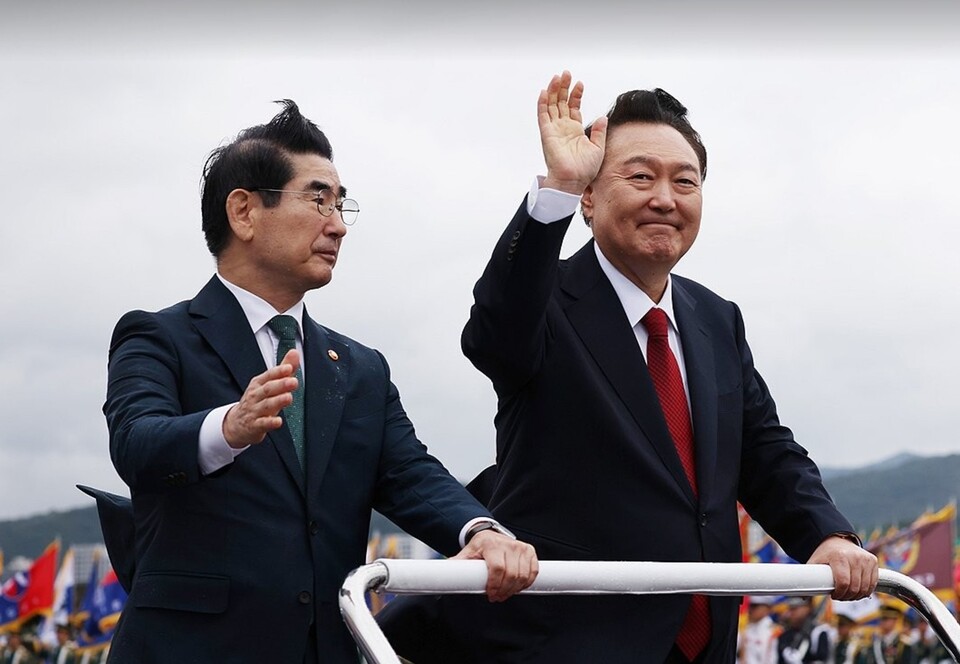 윤석열 대통령이 지난 10월 1일 성남 서울공항에서 열린 건군 76주년 국군의날 기념식에서 김용현 국방부 장관과 함께 국민참관단에게 인사하고 있다. [공동취재단]