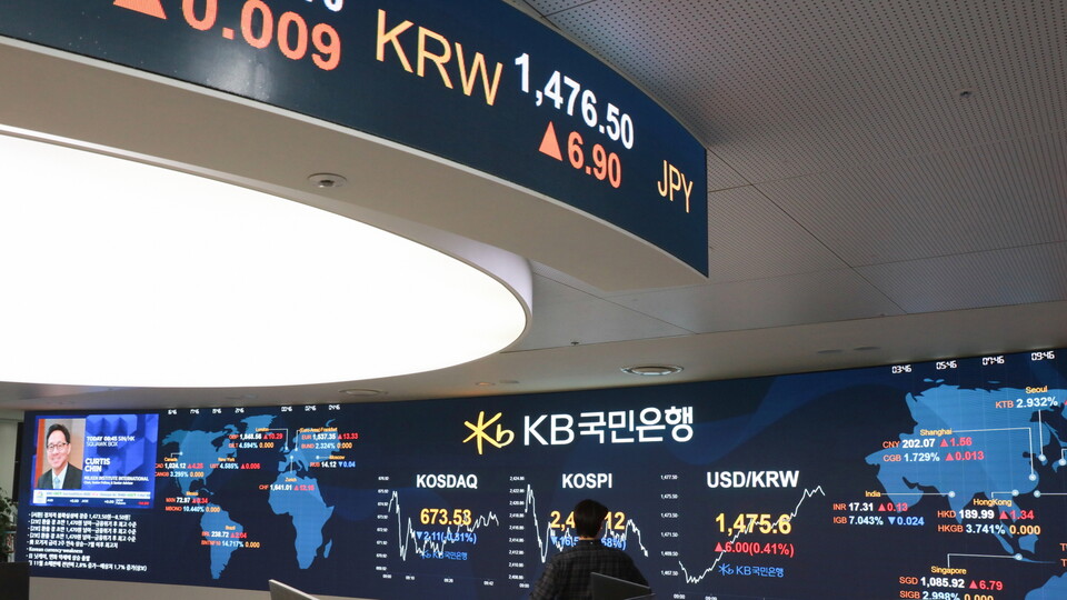 27일 오전 10시 KB국민은행 딜링룸 현황판에 원ㆍ달러 환율과 코스피 지수가 표시되고 있다. [KB국민은행 제공]