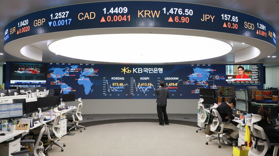 27일 오전 10시 KB국민은행 딜링룸 현황판에 원ㆍ달러 환율과 코스피 지수가 표시되고 있다. [KB국민은행 제공]