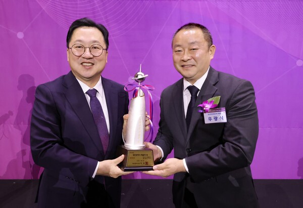 이장우 대전시장(왼쪽)이 우광식 대표에게 인증서를 수여하고 있다. [지피에프씨 제공]