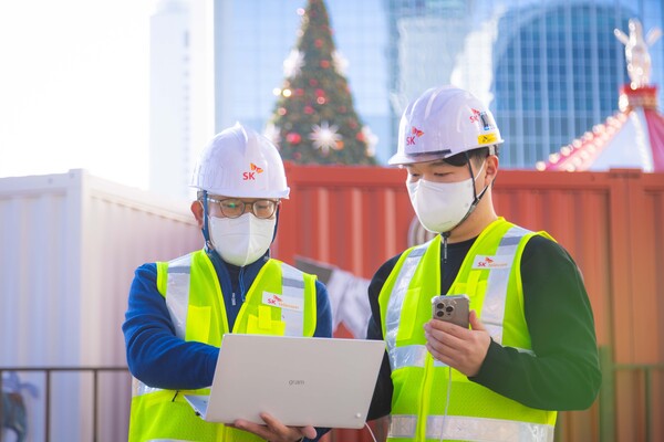 SK텔레콤 직원들이 잠실역 주변의 네트워크 현황을 점검하는 모습. [SK텔레콤 제공]