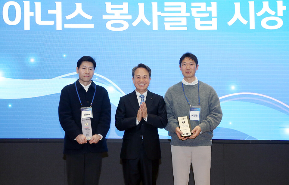 신한금융그룹은 서울시 중구에 위치한 신한금융 본사에서 올해 '아름다운 동행 실천 Day'를 개최했다. 이날 행사에 참석한 진옥동 신한금융그룹 회장(사진 가운데)과 신한 아너스 봉사클럽 대표로 선정된 김진환 신한라이프 프로(사진 왼쪽), 안대철 신한투자증권 수석(사진 오른쪽)이 기념촬영을 하고 있다. [신한금융그룹 제공]