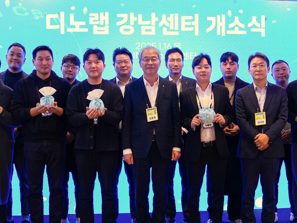 우리금융그룹이 지난 16일 서울 강남구 테헤란로에서 스타트업을 지원하는 ‘디노랩 강남센터’ 개소식을 개최했다. 임종룡 우리금융그룹 회장(첫번째줄  가운데)을 비롯해 금융위원회, 우리벤처파트너스, 우리금융캐피탈, 한국핀테크지원센터, 한국성장금융투자운용 관계자와 디노랩 38개 기업이 참석했다.
