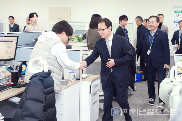 여영현 상호금융 대표이사가 17일 NH통합IT센터를 방문하여 직원들을 격려하고 있다. [농협 제공]
