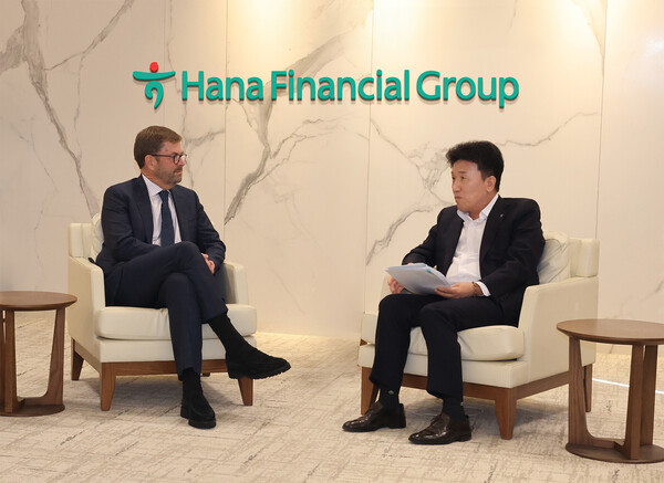 하나금융그룹은 지난 17일 서울 중구 을지로 하나금융그룹 명동 사옥에서 글로벌 최상위 사모펀드 운용사인 베인캐피탈(Bain Capital)과 최고 경영자 미팅을 진행했다. 함영주 회장과 존 코노턴(John Connaughton) 베인캐피탈 글로벌 CEO가 국내 투자 확대 전략에 대한 의견을 나누고 있다 [하나금융그룹 제공]