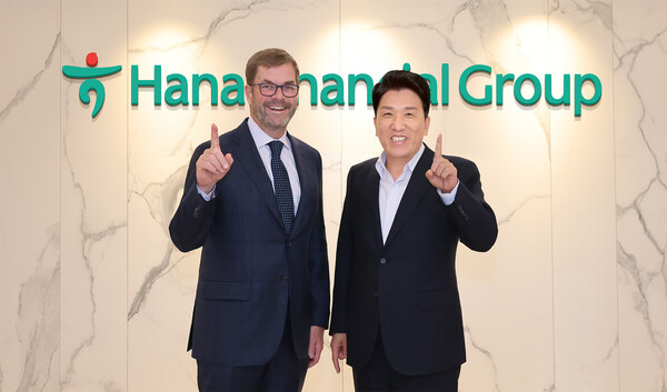 하나금융그룹은 지난 17일 서울 중구 을지로 하나금융그룹 명동 사옥에서 글로벌 최상위 사모펀드 운용사인 베인캐피탈(Bain Capital)과 최고 경영자 미팅을 진행했다. 함영주 회장과 존 코노턴(John Connaughton) 베인캐피탈 글로벌 CEO가 기념 촬영을 하고 있다 [하나금융그룹 제공]