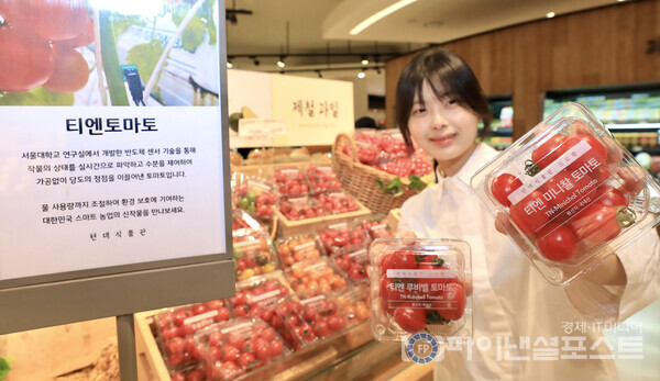 이달 24일 오전 경기도 성남시 현대백화점 판교점 지하 1층 식품관에서 직원이 상품을 소개하고 있다. [현대백화점그룹 제공]