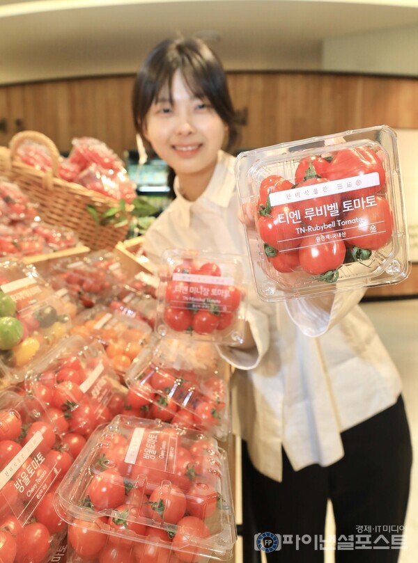 이달 24일 오전 경기도 성남시 현대백화점 판교점 지하 1층 식품관에서 직원이 상품을 소개하고 있다. [현대백화점그룹 제공]