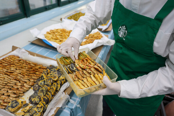 스타벅스가 명절을 앞두고 결식우려 한부모 조손가정 아동 청소년들을 위한 '진심밥상' 활동을 진행했다 [스타벅스 코리아 제공]