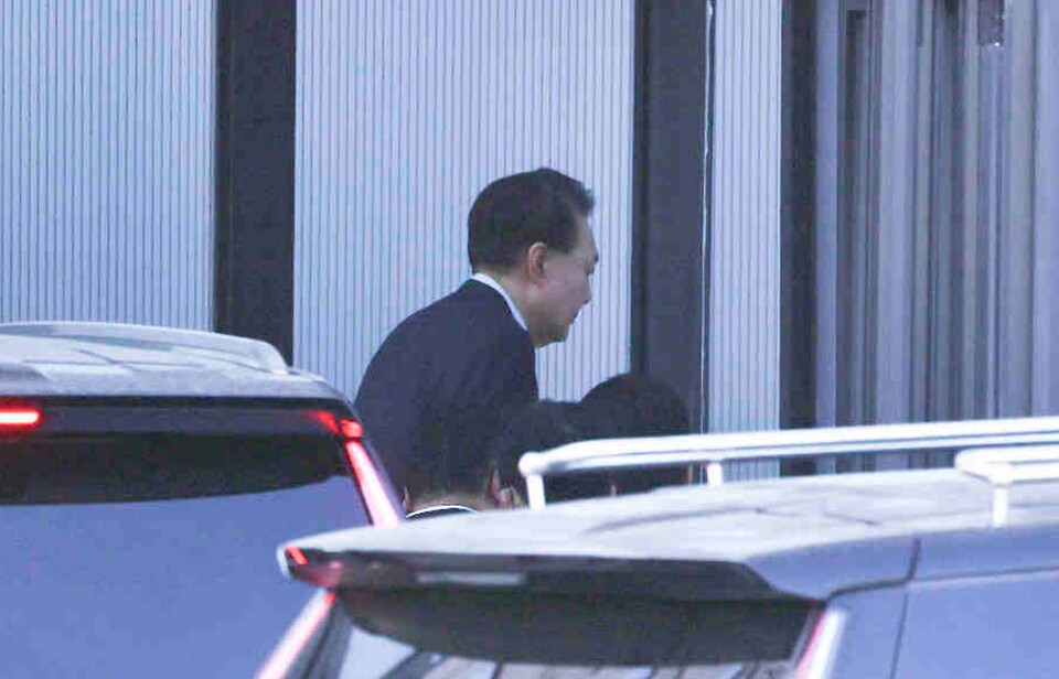 고위공직자범죄수사처(공수처)와 경찰에 의해 체포된 윤석열 대통령이 15일 오전 조사를 받기 위해 경기도 정부과천청사 공수처로 들어서고 있다. [공동취재단]