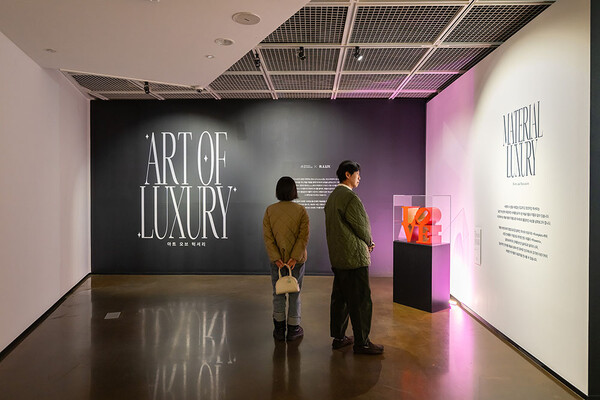 럭셔리 뷰티 버티컬 서비스 알럭스(R.LUX)가 서울미술관과 협업해 개최한 '아트 오브 럭셔리(Art of Luxury)' 전시 인기가 확산되고 있다 [쿠팡 제공]