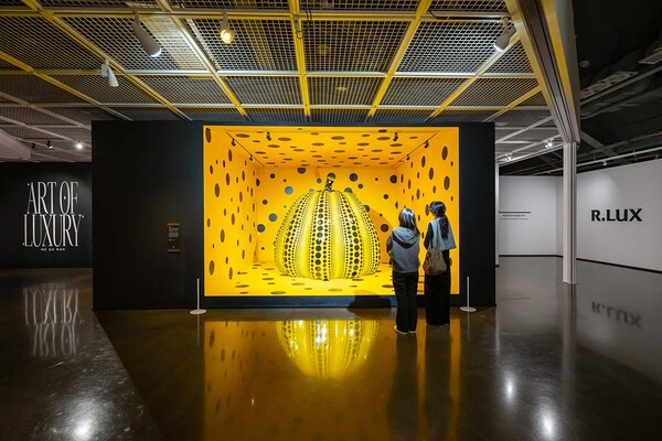 럭셔리 뷰티 버티컬 서비스 알럭스(R.LUX)가 서울미술관과 협업해 개최한 '아트 오브 럭셔리(Art of Luxury)' 전시 인기가 확산되고 있다 [쿠팡 제공]