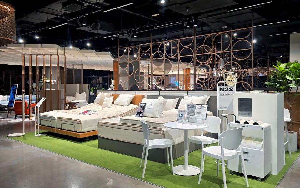 아이슬란드에서 온 하이엔드 비건 매트리스 N32가 신세계백화점 강남점에 매장을 열며 국내 대표 비건 매트리스로서 소비자와의 접점을 확대한다고 4일 밝혔다. [시몬스 제공]