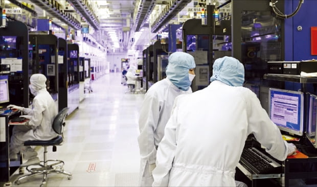 K하이닉스 직원들이 생산라인에서 공정을 진행하고 있다. [SK하이닉스 제공]