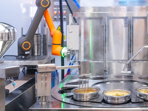 대구 논공휴게소광주방향 주방에 설치된 한화로보틱스 조리로봇 [한화로보틱스 제공]