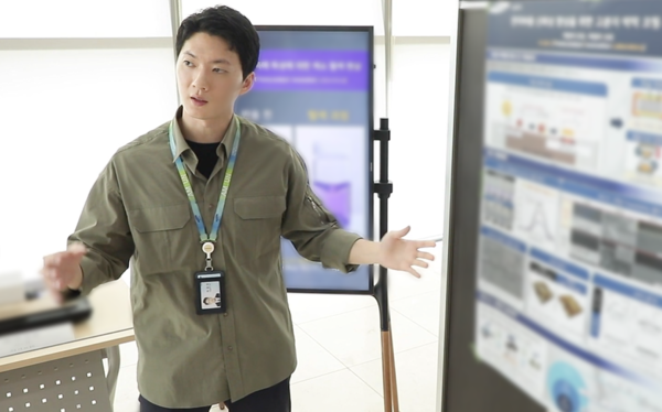 삼성전기 스타트업 참여 직원이 데모데이 행사에서 발표하고 있다 [삼성전기 제공]