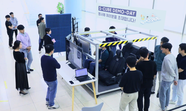 삼성전기 직원들이 스타트업 데모데이 행사를 관람하고 있다 [삼성전기 제공]