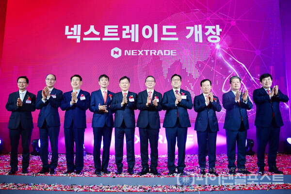 (왼쪽부터) 최호권 영등포구청장, 이순호 한국예탁결제원 사장, 정은보 한국거래소 이사장, 이복현 금융감독원장, 국회 정무위원회 윤한홍 위원장, 김학수 넥스트레이드 대표, 김병환 금융위원장, 서유석 금융투자협회장, 김정각 한국증권금융 사장, 윤창현 코스콤 대표. [넥스트레이드 제공]