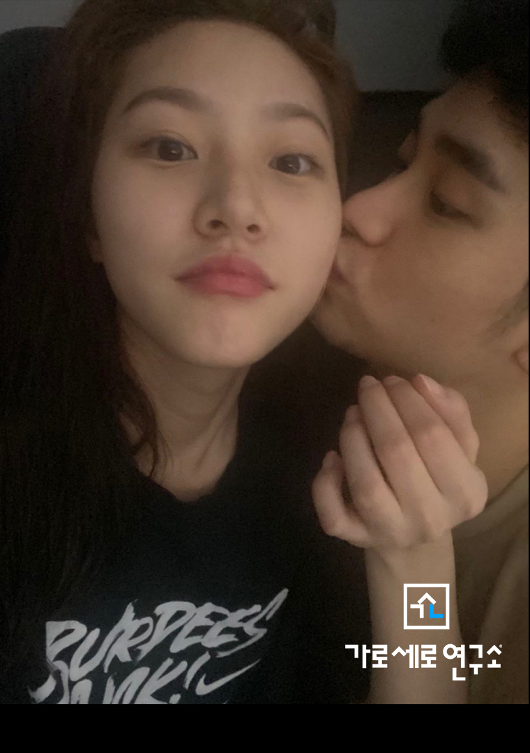 김수현이 김새론에게 볼뽀뽀를 하고 있는 모습. [김새론 유족 제공]