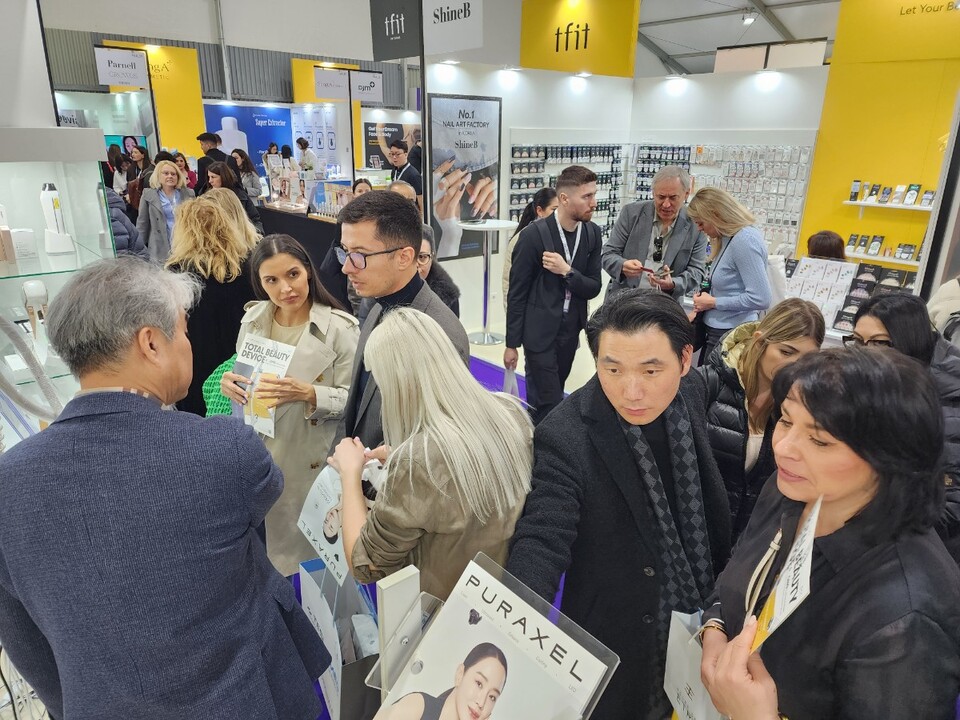 라메디텍은 지난 20~22일에 이탈리아 볼로냐에서 진행된 코스모 프로프에서도 뷰티 플랫폼 콘셉트를 적용한 에스테틱 레이저 뷰티 디바이스 ‘퓨라셀-MX(PURAXEL-MX)’와 홈 레이저 뷰티 디바이스인 '퓨라셀미(PURAXEL-ME)'를 선보였다. [라메디텍 제공]