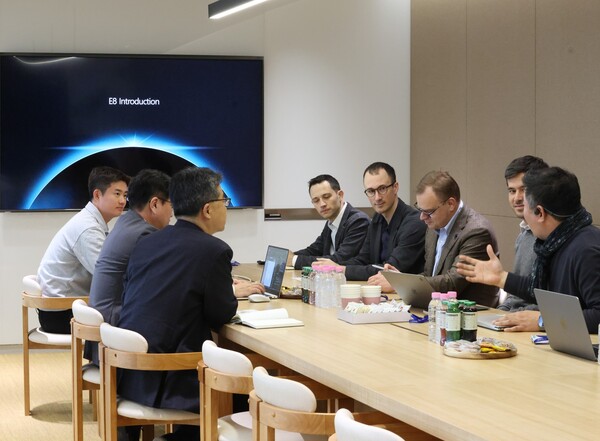 디지털 트윈 전문기업 이에이트는 글로벌 GNSS(Global Navigation Satellite System, 위성측위시스템) 솔루션 기업 Emlid의 최신 GNSS RTK(Real Time Kinematic) 수신기 'Emlid Reach RX'를 국내 최초로 공식 출시한다고 28일 밝혔다. [이에이트 제공]