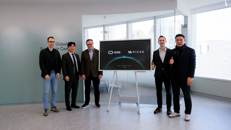 류수영 이에이트 플랫폼사업본부장 전무와 앤드류 클레이미노브 PIX4D CEO가 악수하고 있다. [이에이트 제공]