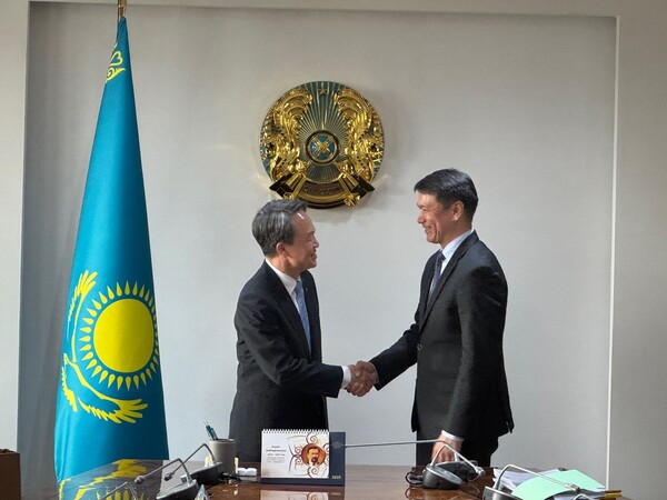 진옥동 신한금융그룹 회장이 누를란 압드라흐마노프(Nurlan Abdrakhmanov) 카자흐스탄 금융감독원 은행 담당 수석부원장을 만나 인사를 나누고 있다. [사진=신한금융그룹]