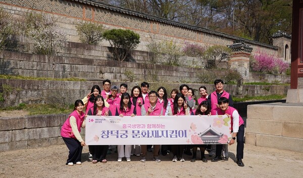 흥국생명 임직원들이 지난 11일 서울 종로구 창덕궁에서 ‘국가유산 지킴이’ 봉사활동에 참여하고 있다. [사진=흥국생명]