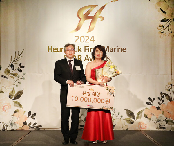 흥국화재 송윤상 대표이사(왼쪽)와 본상대상 수상자 이미선 울산지점 영업팀장이 기념촬영을 하고 있다. [사진=흥국화재]