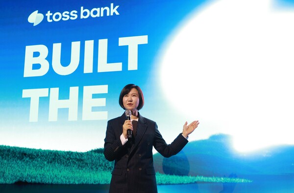 이은미 토스뱅크 대표가 16일 서울 여의도 페어몬트호텔에서 열린 기자간담회에 참석해 글로벌 진출 계획이 포함된 중장기 전략을 발표했다. [사진=토스뱅크]