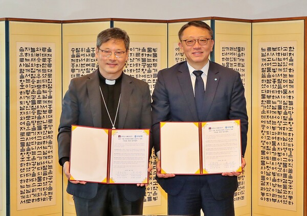 우리은행이 지난 16일 서울시 중구 소재 천주교 서울대교구청에서 '2027 서울 세계청년대회' 개최 지원을 위한 업무협약을 체결했다. 우리은행 정진완 은행장(오른쪽)과 천주교 서울대교구 정순택 대주교가 기념촬영을 하고 있다. [사진=우리은행]