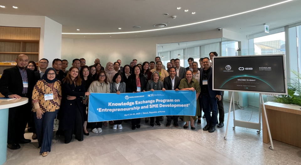 디지털 트윈 전문기업 이에이트㈜(대표 김진현)는 지난 25일 월드뱅크(World Bank)와 아시아·태평양 5개국 정부 대표단이 중소벤처기업진흥공단(중진공) 관계자들과 함께 본사를 방문했다고 29일 밝혔다. [이에이트 제공]