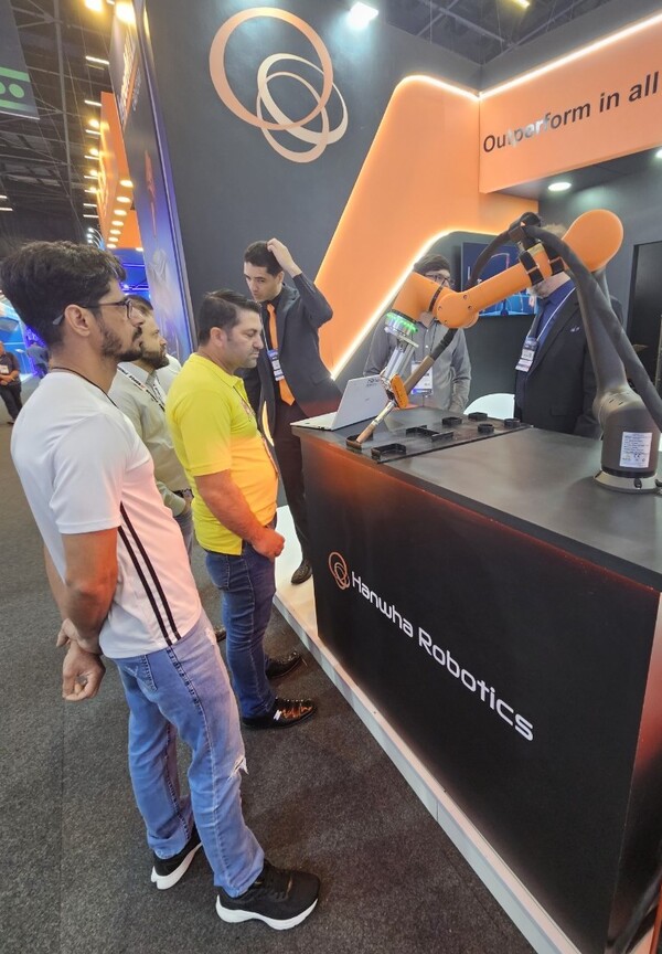 한화로보틱스의 용접 시연을 지켜보는 관람객들 [한화로보틱스 제공]