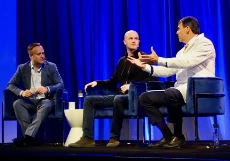 암스트롱 코인베이스 CEO는 주식대신 시총 규모에 맞는 토큰들을 발행할 것이며 이러한 디지털 자산은 주식 외에 투자 시스템으로 자리잡을 것이라고 밝힌 바 있다. (사진 가운데 암스트롱 코인베이스 CEO)