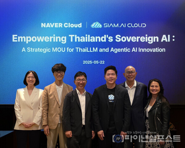 네이버클라우드가 '시암 AI 클라우드'와 태국어 기반 LLM 및 관광 특화 AI 에이전트 구현을 위한 MOU를 체결했다. (왼쪽부터) 최수연 네이버 대표, 이해진 네이버 이사회 의장, 김유원 네이버클라우드 대표, 라따나폰 웡나파찬트 시암 AI 클라우드 대표, 레이몬드 테(Raymond Teh) 엔비디아 APAC 총괄 대표, 회이 데이비스(Hue Davis) 엔비디아 APAC NCP 총괄. [네이버클라우드 제공]