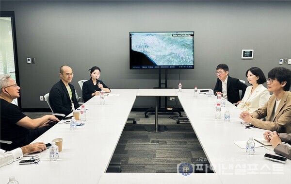 네이버와 엔비디아 주요 경영진이 대만 엔비디아 오피스에서 별도 미팅을 통해 소버린AI 구축 및 대규모 AI 데이터센터 사업 확장 방안 등에 대해 논의했다. (사진 왼쪽부터 시계방향으로) 젠슨 황 엔비디아 CEO, 정소영 엔비디아코리아 대표, (통역사), 김유원 네이버클라우드 대표, 최수연 네이버 대표, 이해진 네이버 이사회 의장. [네이버클라우드 제공]