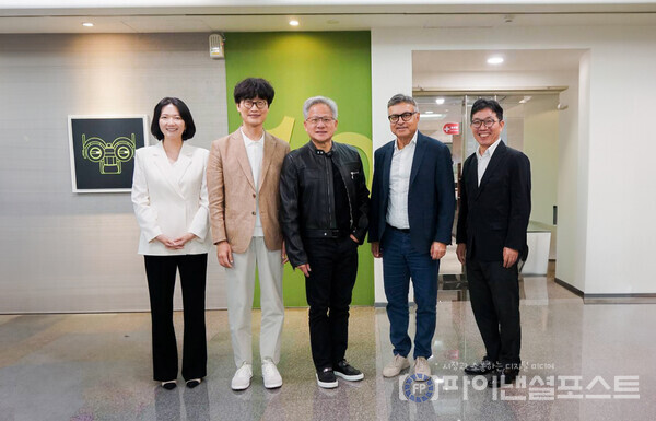 네이버와 엔비디아 주요 경영진이 대만 엔비디아 오피스에서 별도 미팅 후 기념 촬영을 하고있다. (사진 왼쪽부터) 최수연 네이버 대표, 이해진 네이버 이사회 의장, 젠슨 황 엔비디아 CEO, 제이 퓨리(Jay Puri) 엔비디아 총괄 부사장, 김유원 네이버클라우드 대표. [네이버클라우드 제공]