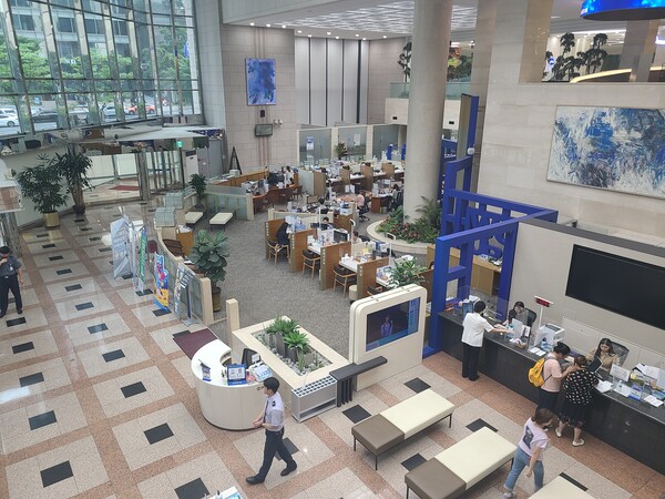 3월말 기준 KB국민·신한·하나·우리은행의 고정이하여신(NPL)이 총 4조8100억원을 웃도는 것으로 나타나면서 건전성에 대한 우려가 커지고 있다. 사진은 시중은행 창구 모습 [사진=파이낸셜포스트DB]