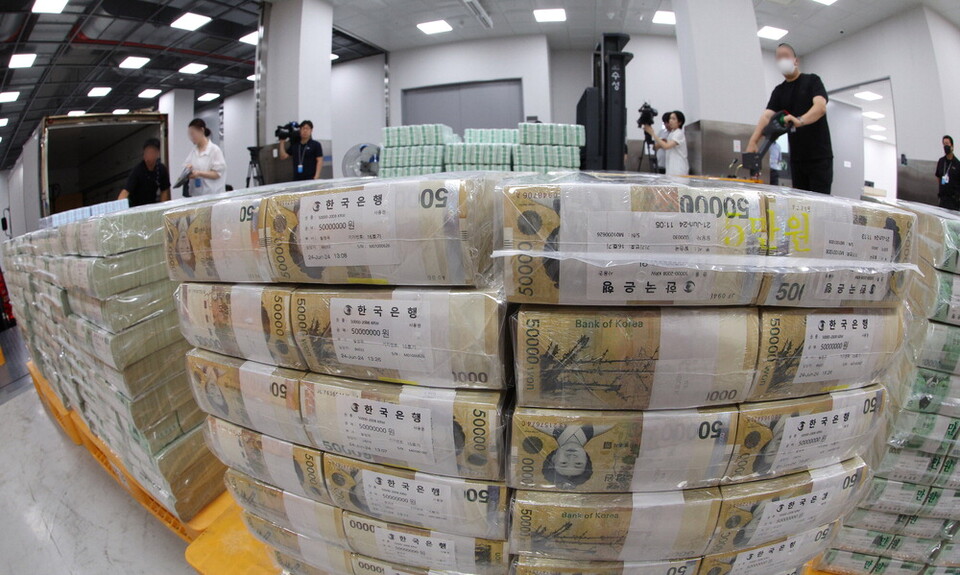 서울 중구 한국은행 화폐수납장에서 시중은행에 공급할 자금 방출 작업이 진행 중이다. [공동취재단]