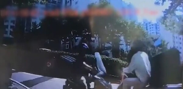 오토바이 두 대가 고의로 충돌하는 영상. [사진=경기북부경찰청]