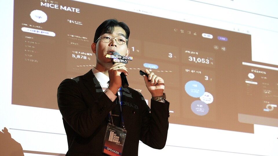 민환기 마인즈그라운드 대표이사가 파격적인 성과급에 대해 발표하고 있다. [마인즈그라운드 제공]
