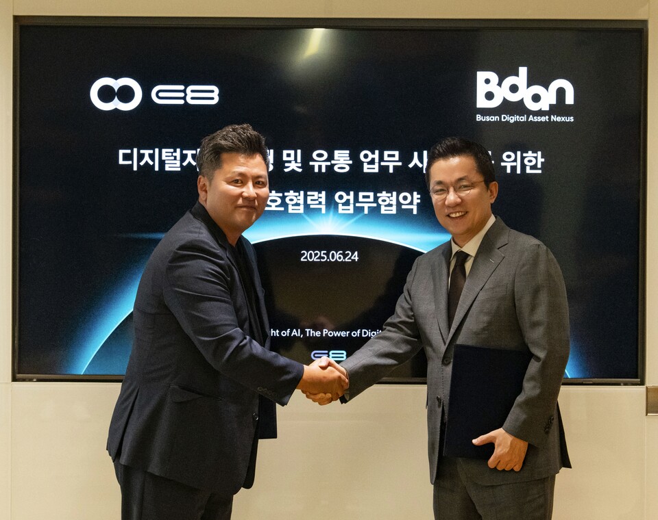 김진현 이에이트 대표(좌)와 김상민 비단 대표(우)가 MOU 체결 후 기념사진을 촬영하고 있다. [이에이트 제공]