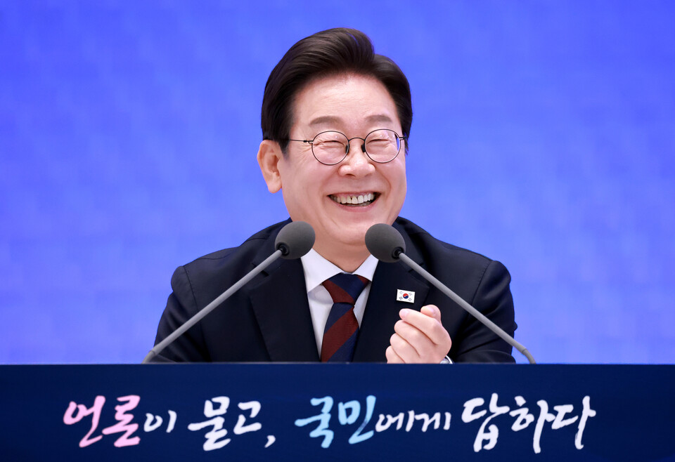 이재명 대통령이 3일 청와대 영빈관에서 열린 '대통령의 30일, 언론이 묻고 국민에게 답하다' 기자회견에서 출입기자들 질문에 답변하고 있다. [대통령실 제공]