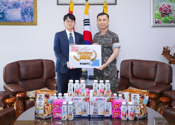 위세량 롯데웰푸드 커뮤니케이션부문장(왼쪽)이 제17보병사단을 방문해 위문품을 전달했다 [롯데웰푸드 제공]