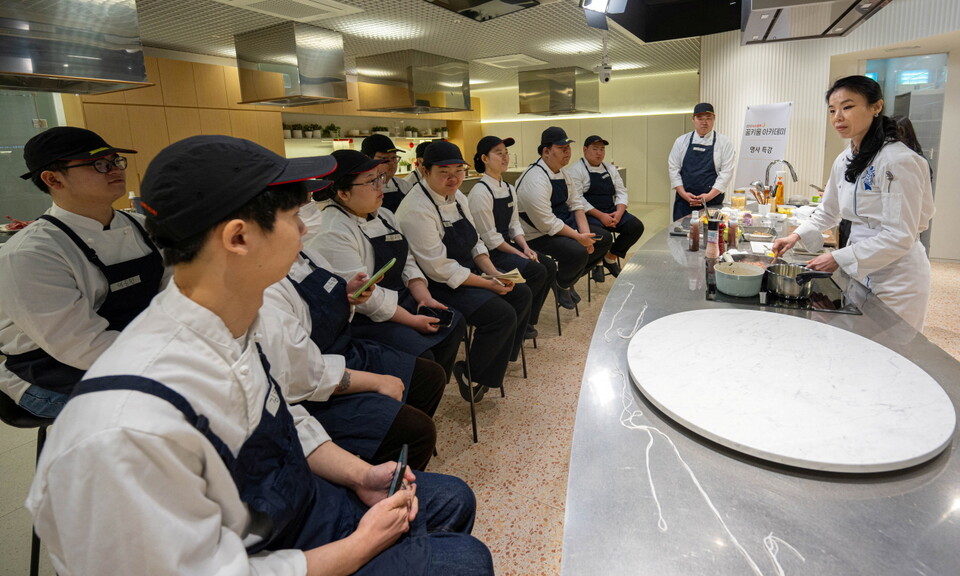 ‘CJ도너스캠프 아카데미’ 교육생들이 지난해 4월 CJ제일제당센터 1층 더키친에서 진행된 류경화 캐나다대사관 의전관 특강을 듣고 있다. [CJ 제공]